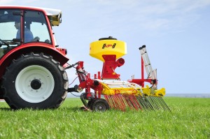 Graslandverzorging GS 300 M1 driepuntsaanspanning (front en achter), met 10 of 12 mm tanden en 8 mm tanden  met 3 meter werkbreedte