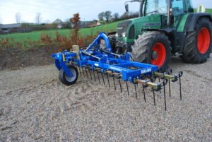 Front-eg met twee rijen 16 mm tanden in de front-hefinrichting voor grasland of stoppelbewerking, combineerbaar met wals of stoppelbewerkingsmachine achter (prijslijst blz 62)