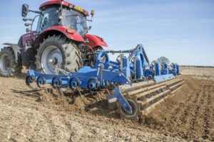 Zaaibedbereider,CultiLift in driepunt-aanspanning, met egalisatiebord vóór, 4 rijen cultivator-tanden met 8 cm werkafstand en verkruimelrol  (prijslijst 63/64)