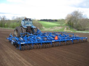 Zaaibedbereider, Cultimax met 8 meter werkbreedte, 600 T-ringwals vóór en achter 400 mm kooirol of 450 mm crosskill-stalen wals, voor lichte grond(prijslijst blz. 67 en blz. 70) )
