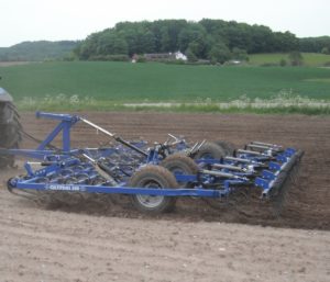 Zaaibedbereider, CultiTrail,half gedragen,slagvaardige , efficiënte zaaibedbereiding met 5 rijen cultivatortanden(prijslijst blz. 65/64)