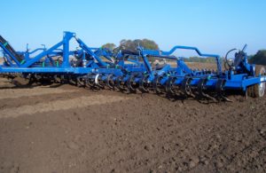 Zaaibedbereider,CultiMax, half gedragen, crackerboard  vóór  in combinatie 7 rijen cultivator met werkafstand ca. 8 cm garandeerd goed zaaibed( prijslijst blz 67/68/69))