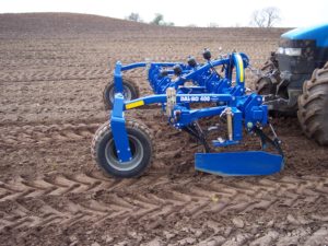 Front-cultivator met 2 rijen tanden in de front-aanspanning met loopwielen voor de exacte dieptegeleiding en instelbare steenbeveiliging met 50 mm diepscharen ( prijslijst blz 61)