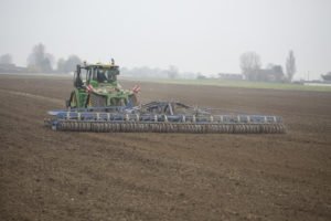Zaaibedbereiding Rollomaximum XL , die via walsen voor en achter wordt gedragen voor ideale zaaibereiding (prijslijst blz 74)